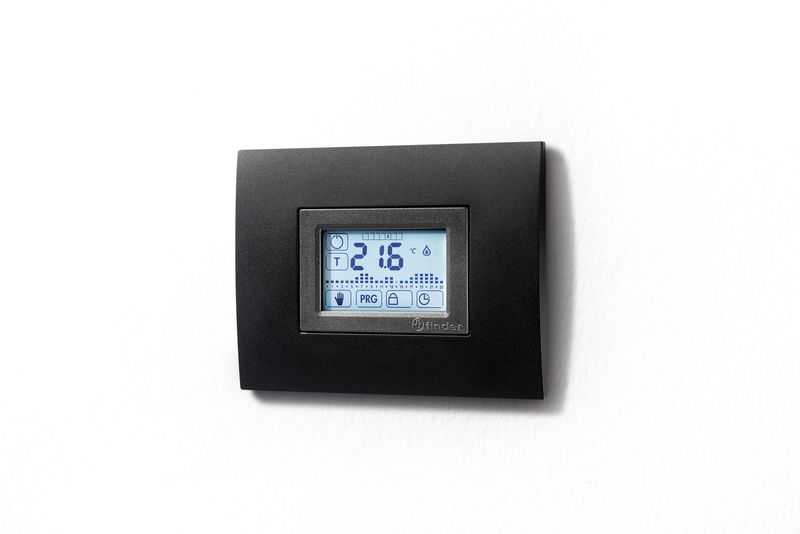 Комнатный цифровой термостат с недельным таймером сенсорный экран питание 3В DС 1СО 5А монтаж в настенные коробки (3-модуля)  с использованием стандартного обрамления цвет черный 